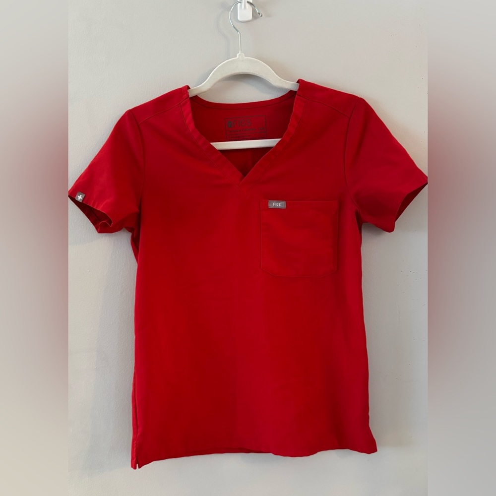 figs xxs POP RED catarina one pocket top